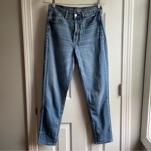 American Eagle 2015 mom jeans. Medium wash. Size 2. Great Condition.